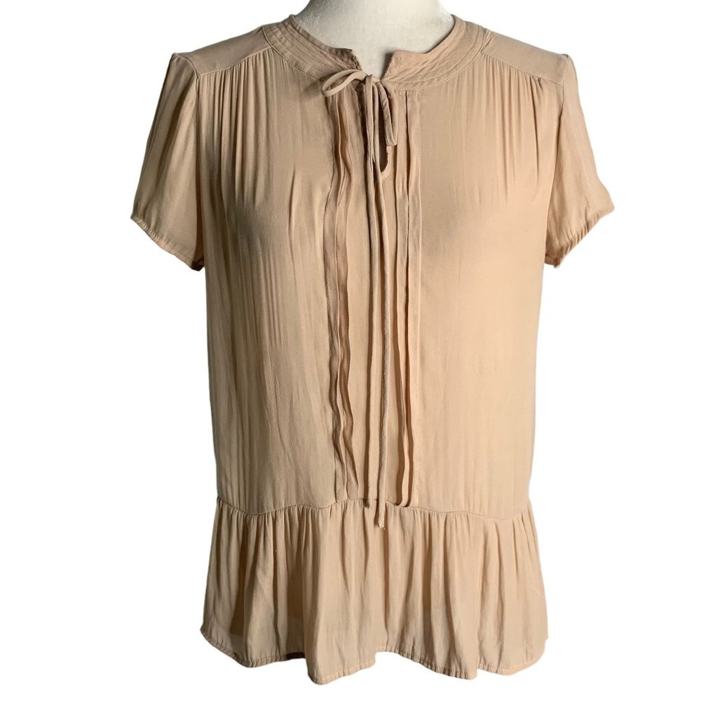 RO & DE Pleated Peplum Blouse Top S Beige Short Sleeve High Low Hem Tie Neck